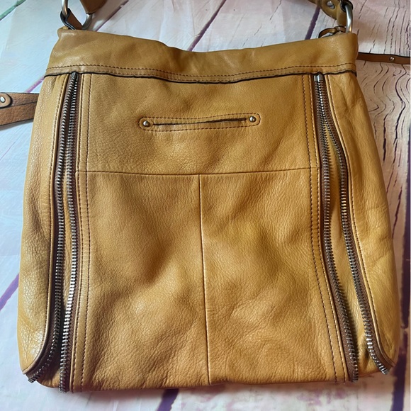 B Makowsky Shoulder Bag - Picture 2 of 9